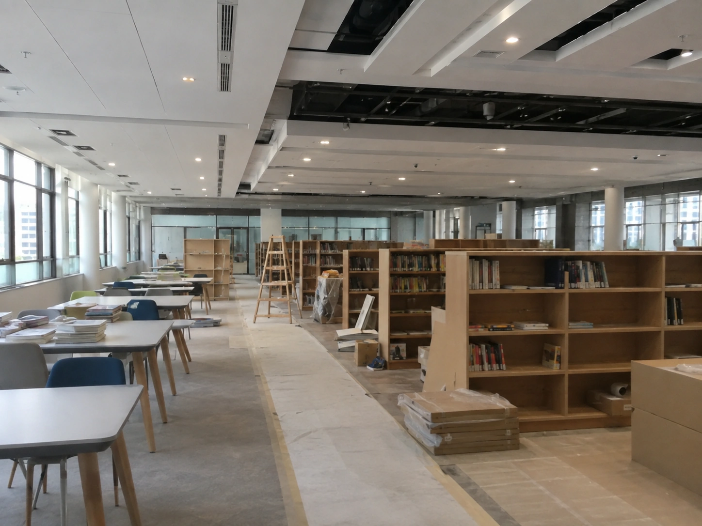 高校图书馆学习中心PVC地板铺装施工