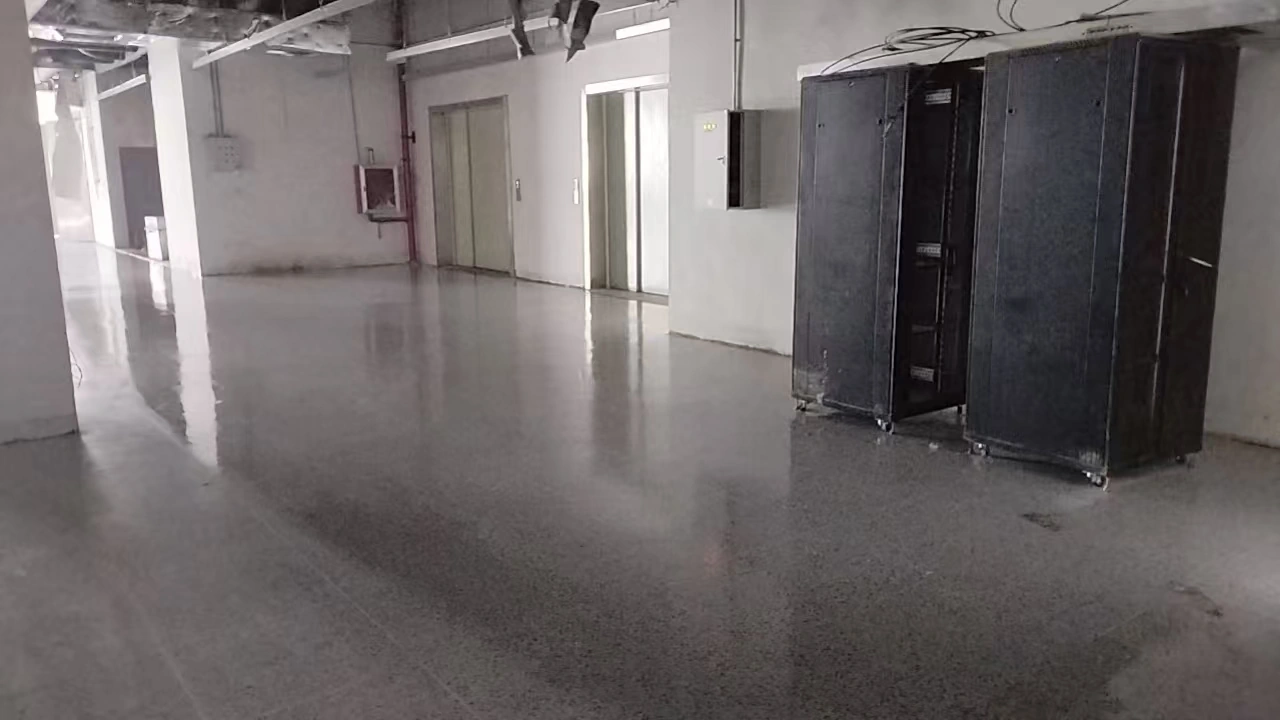 现代中学校园教学楼PVC地板铺装施工