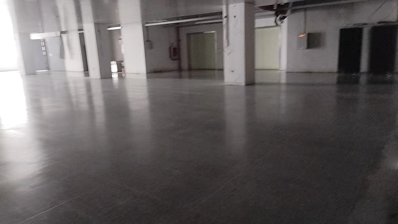 现代中学校园教学楼PVC地板基层施工