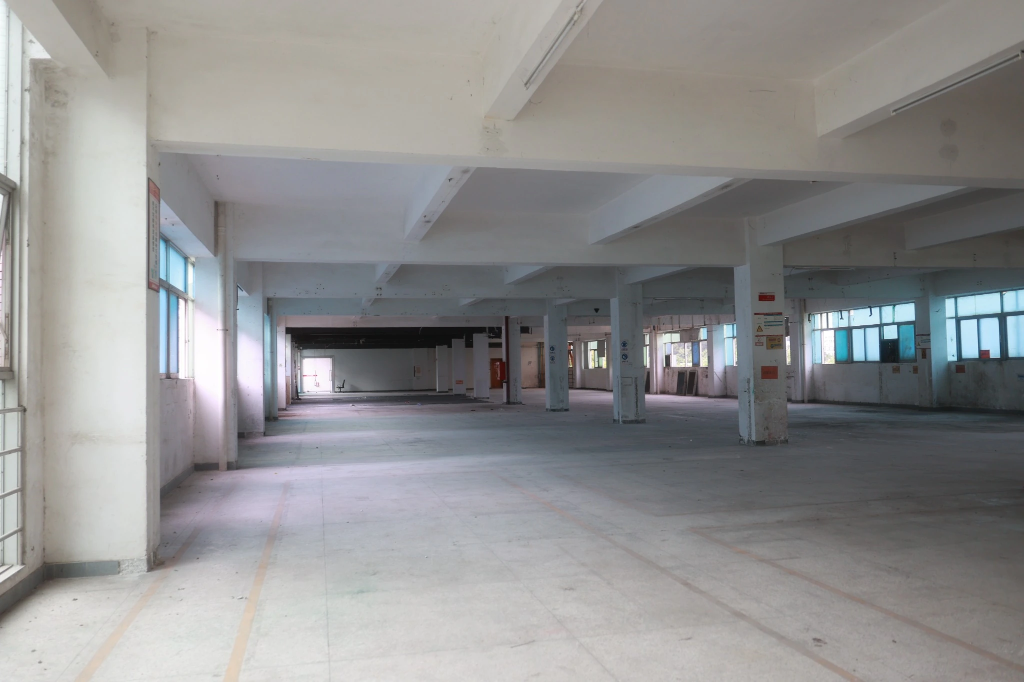 Thi công mài nền cho dự án sàn epoxy tự san phẳng Tomore Medical