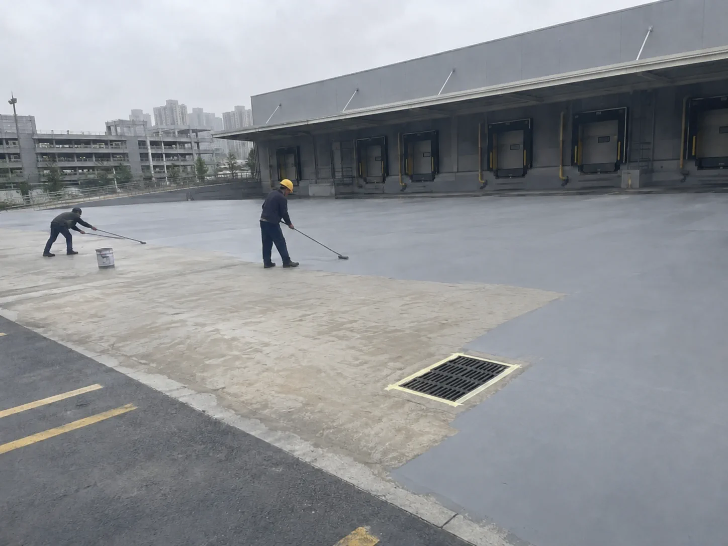 物流园区室外停车场聚氨酯防滑耐候地坪完工效果