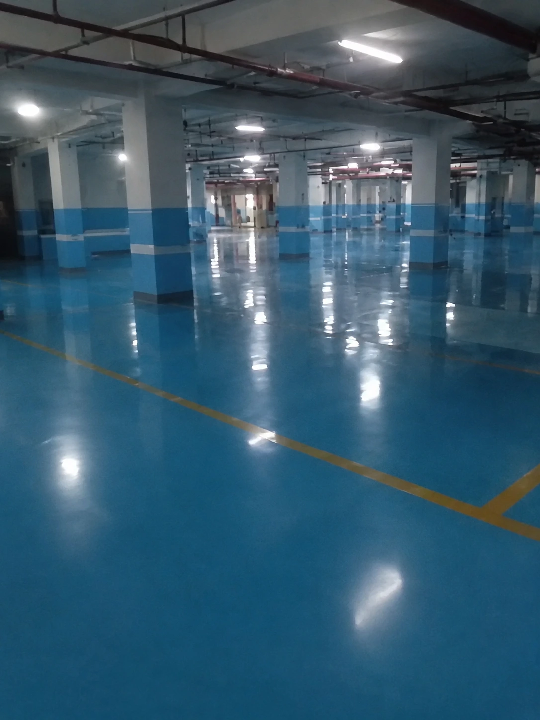 Sàn epoxy chống trượt hoàn thiện tại bãi đỗ xe ngầm trung tâm thương mại