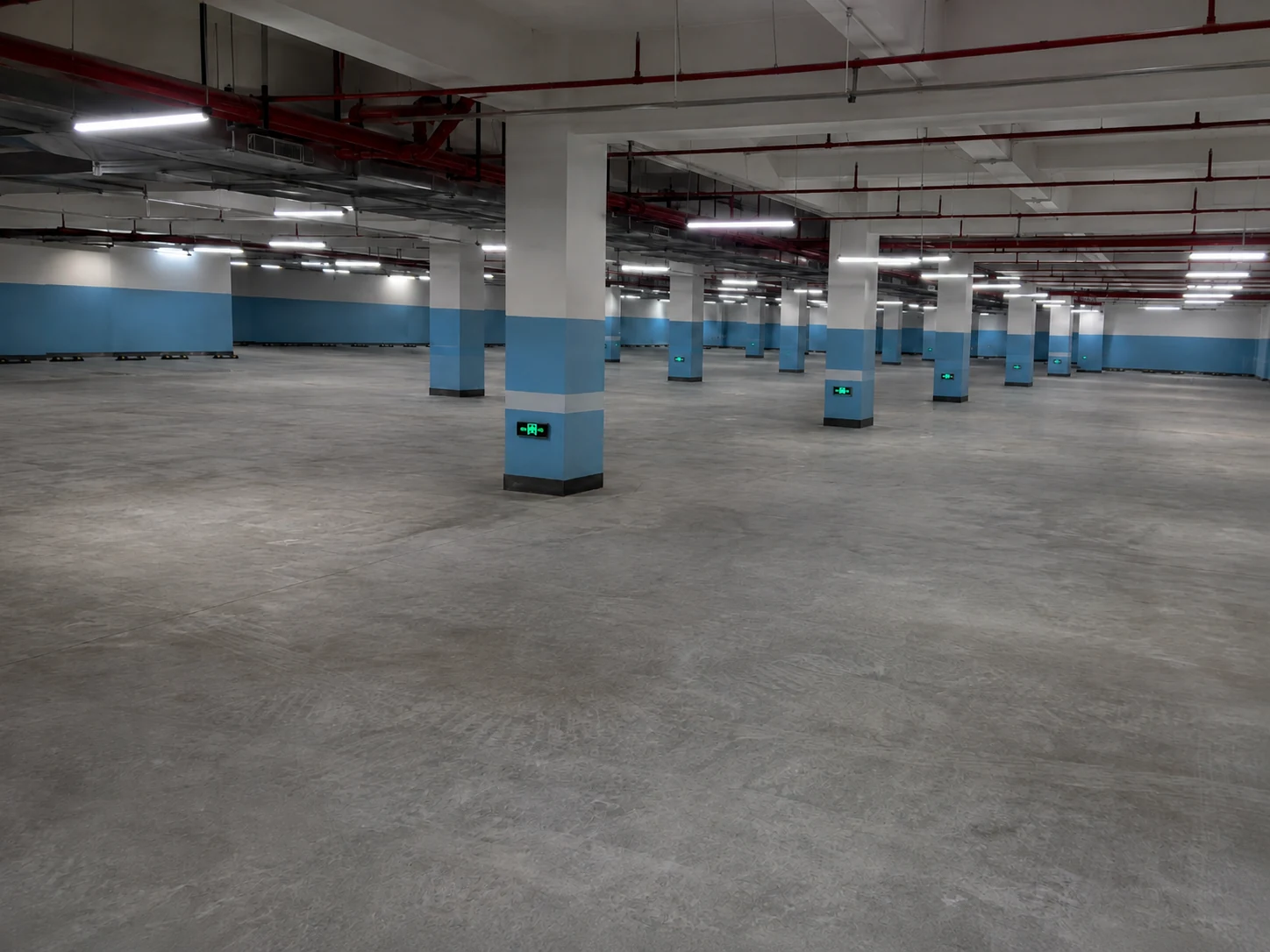 Tổng thể sàn epoxy chống trượt tại bãi đỗ xe ngầm trung tâm thương mại